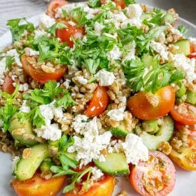 Salat med perlespelt, grøn pesto og feta