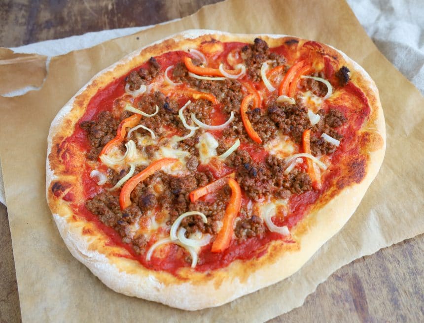 Opskrift på pizza med oksekød og peberfrugt