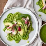 Spinatvafler med kylling og pesto