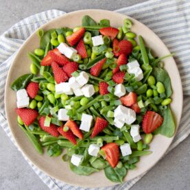 Spinatsalat med bønner og jordbær