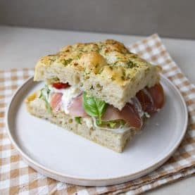 Italiensk sandwich med stracciatella
