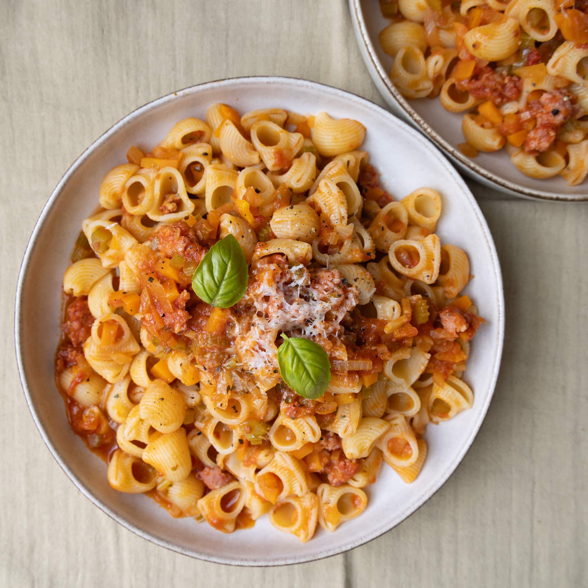 Pasta med salciccia og grøntsager