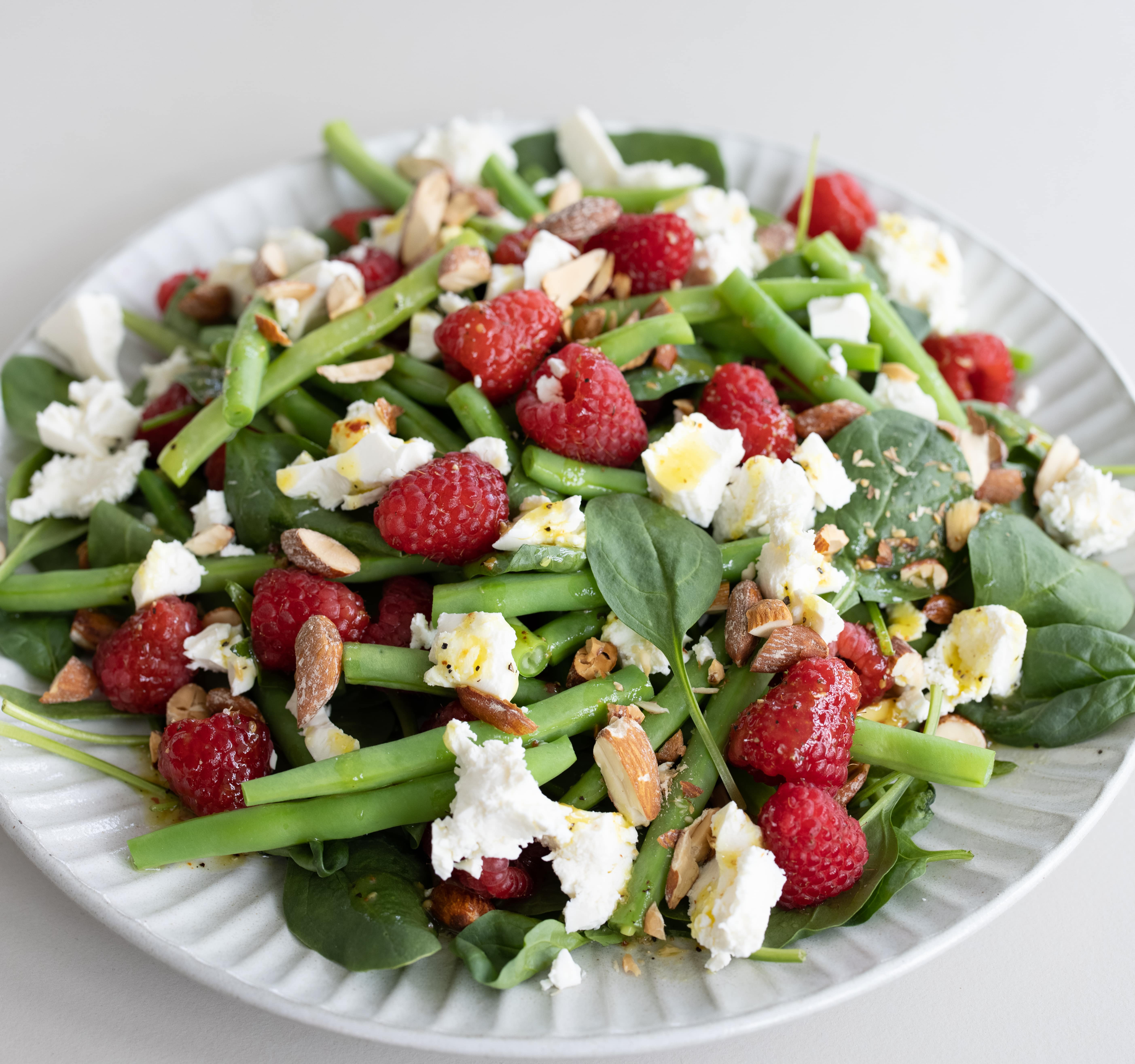 Salat med hindbær, feta og saltmandler