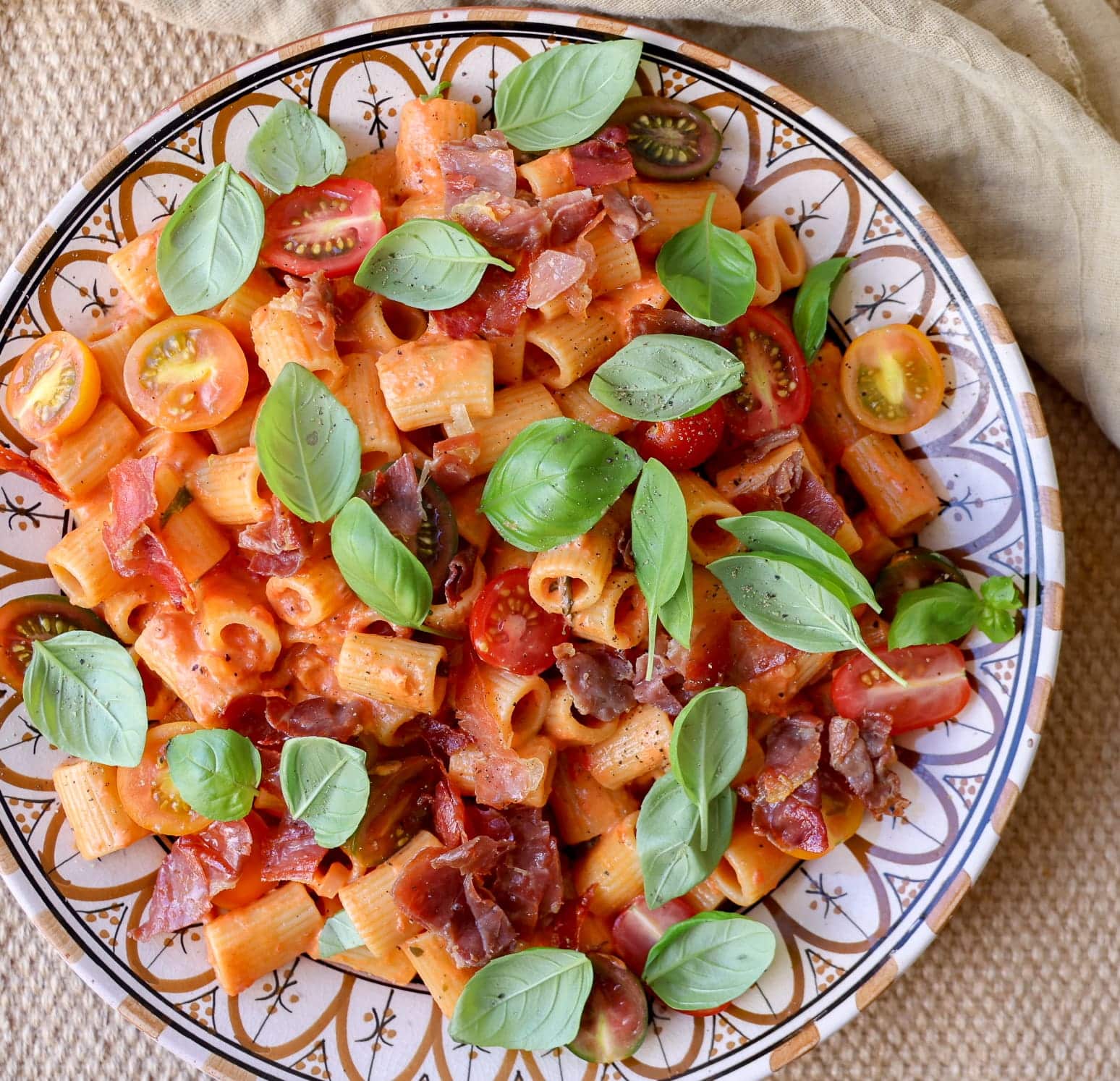 Rigatoni i tomatsauce med sprød serrano