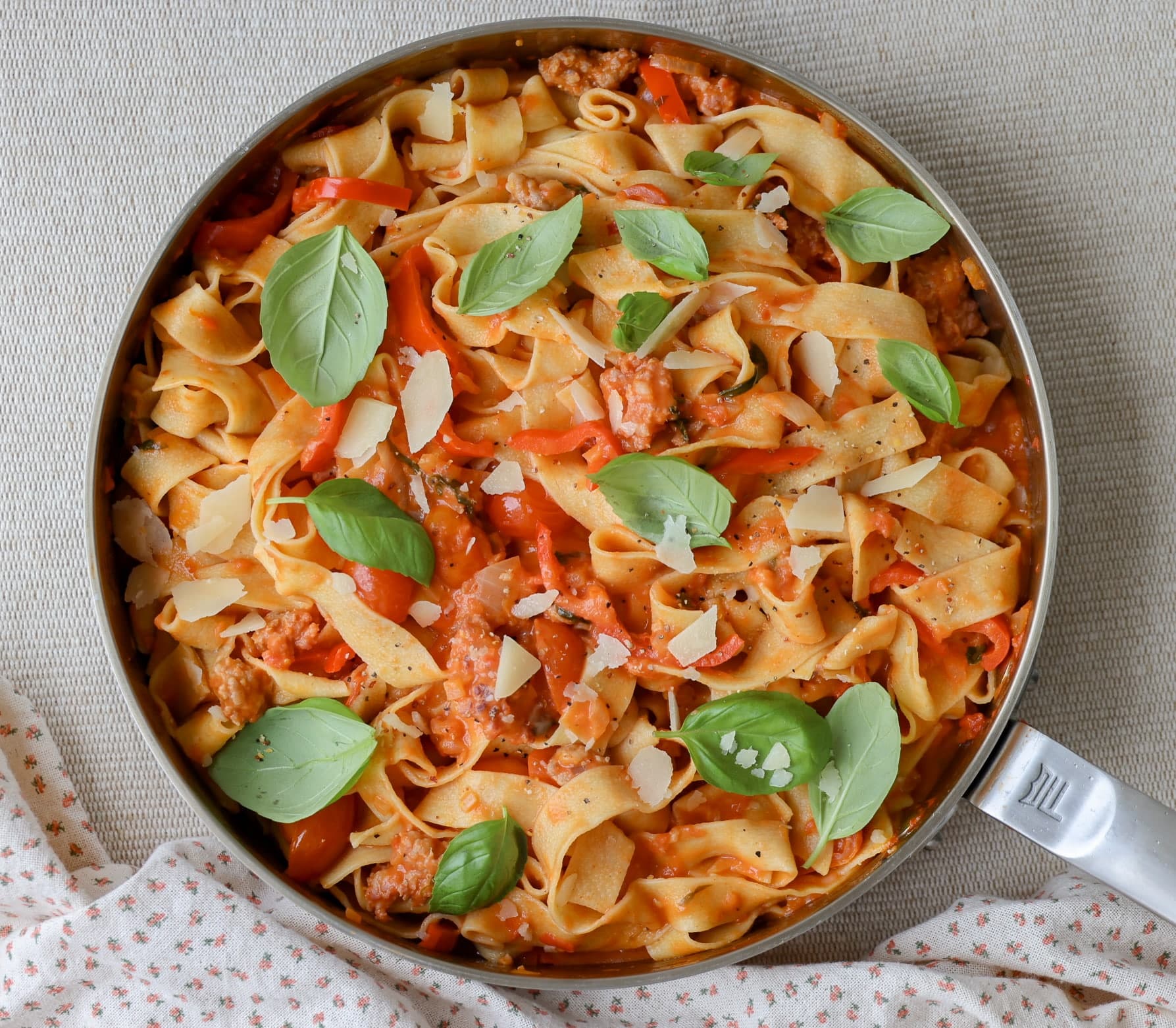 Salciccia pasta med peberfrugt og tomat