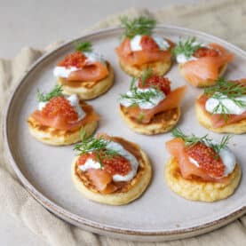 Blinis med laks og stenbiderrogn