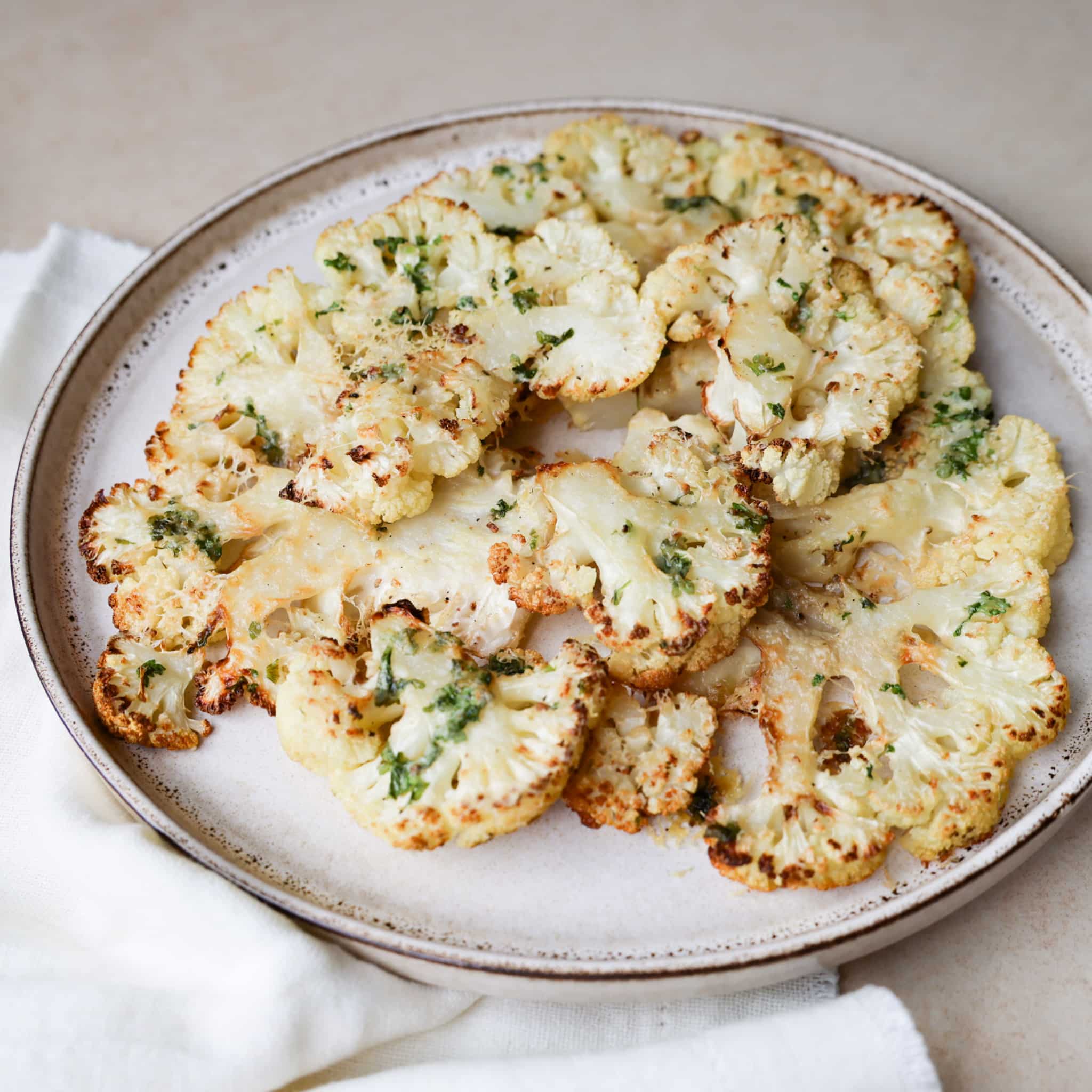 Bagt blomkål med hvidløgssmør og parmesan