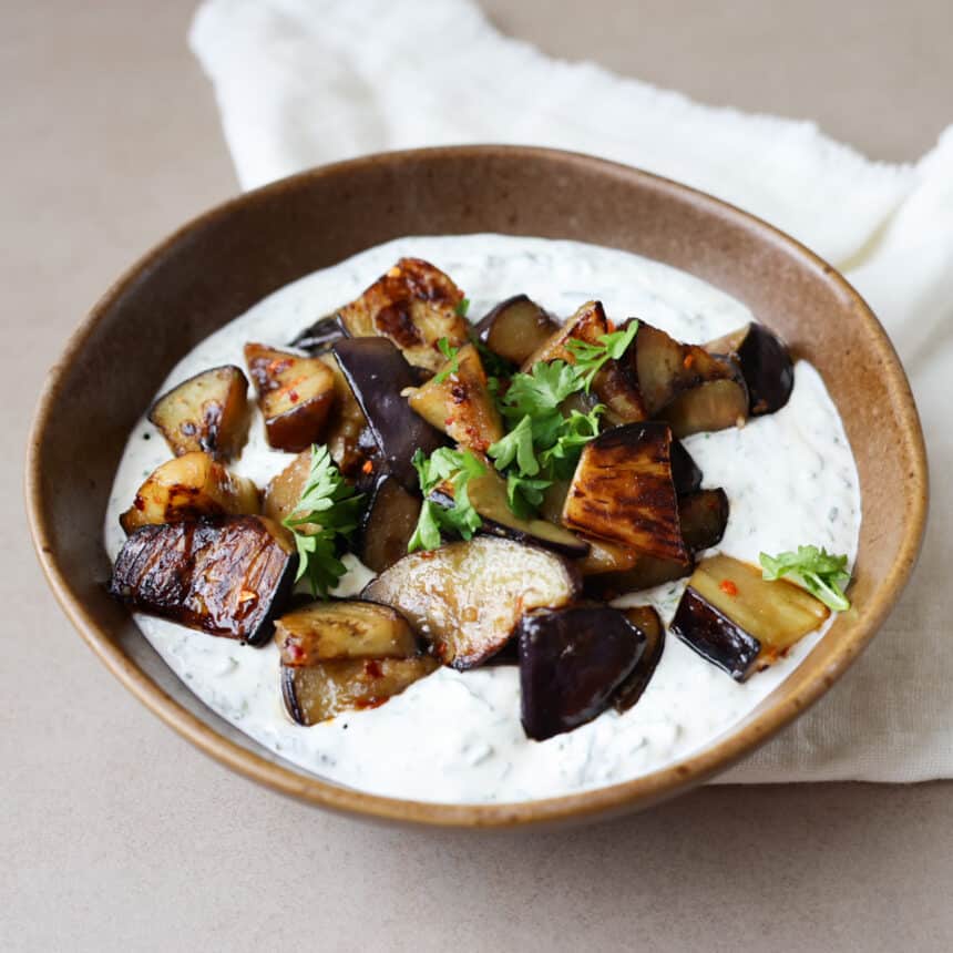 Stegt aubergine med krydderurtedip