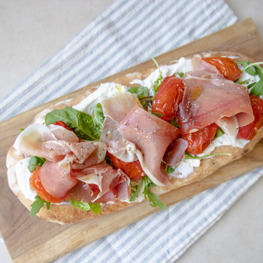 Foccacia med serranoskinke og bagte tomater