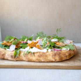 Foccacia med varmrøget laks og flødeostcreme