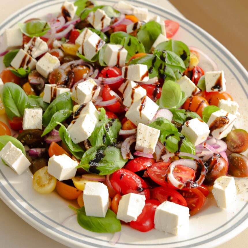 Tomatsalat med feta, basilikum og balsamico