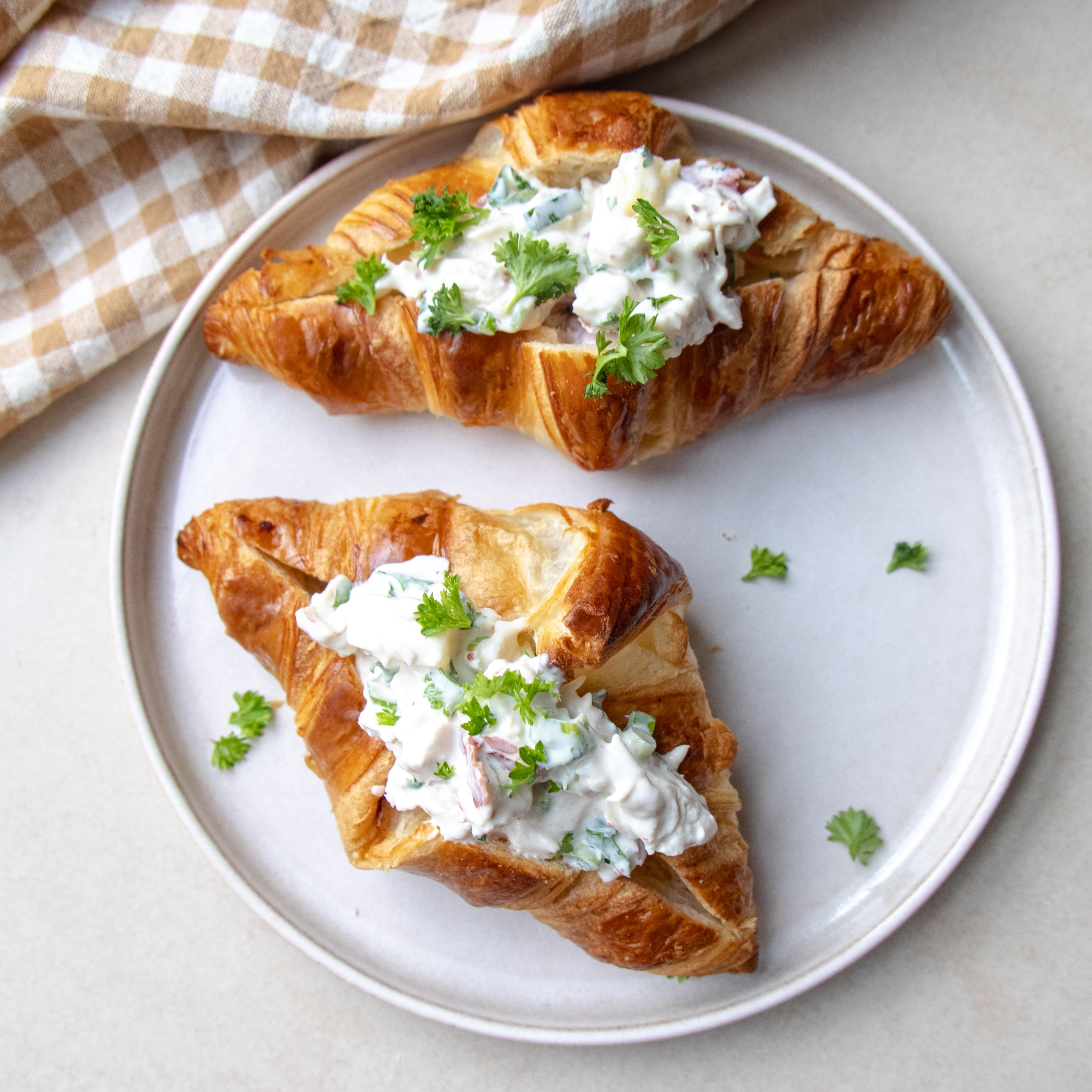 Croissant med kyllingesalat