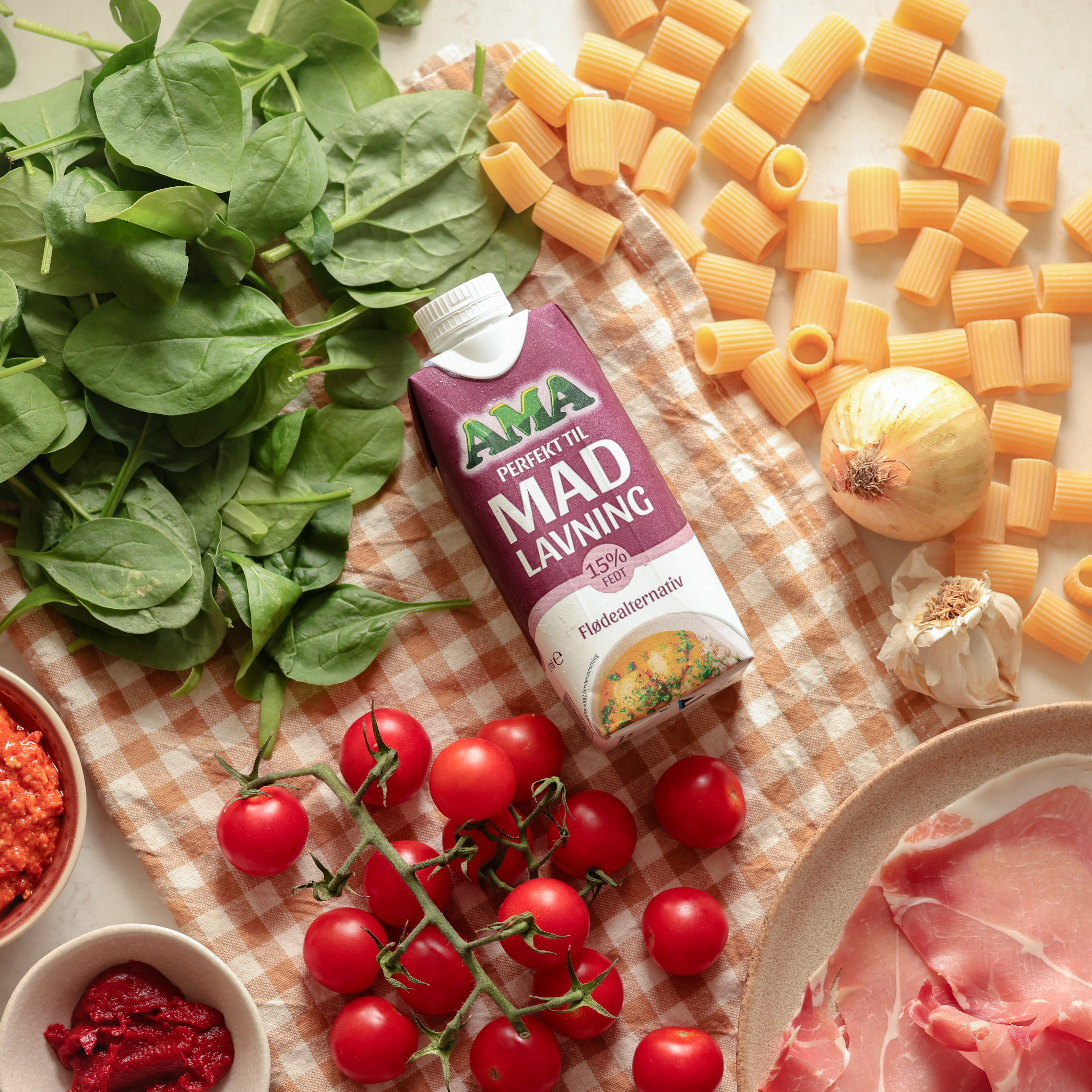 Rigatoni i peberfrugtsauce med sprød serrano