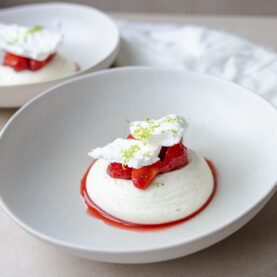 Pisket panna cotta med jordbær og marengs