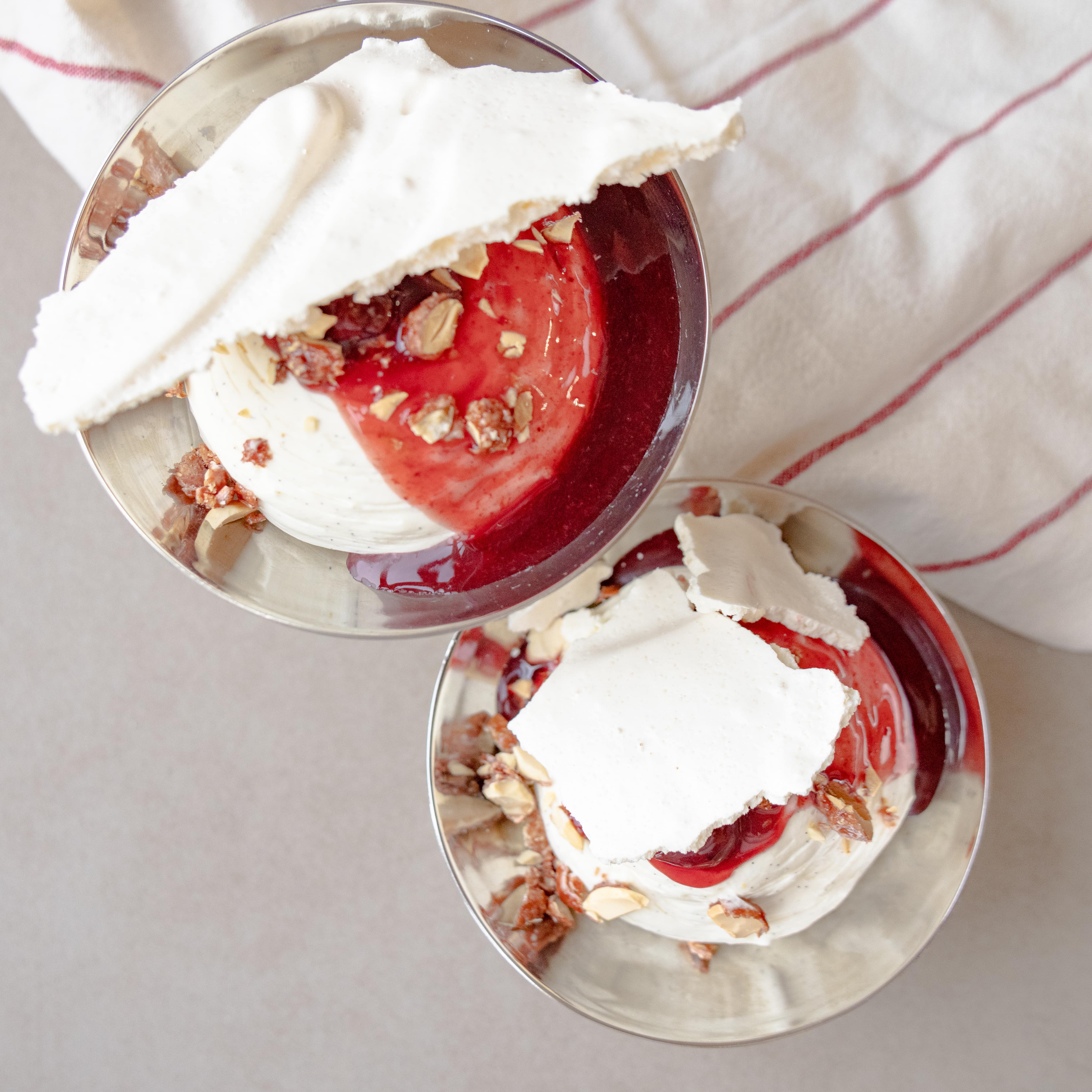 Pisket panna cotta med kirsebærsauce og brændte mandler