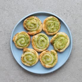 Butterdejssnegle med ærter og pesto