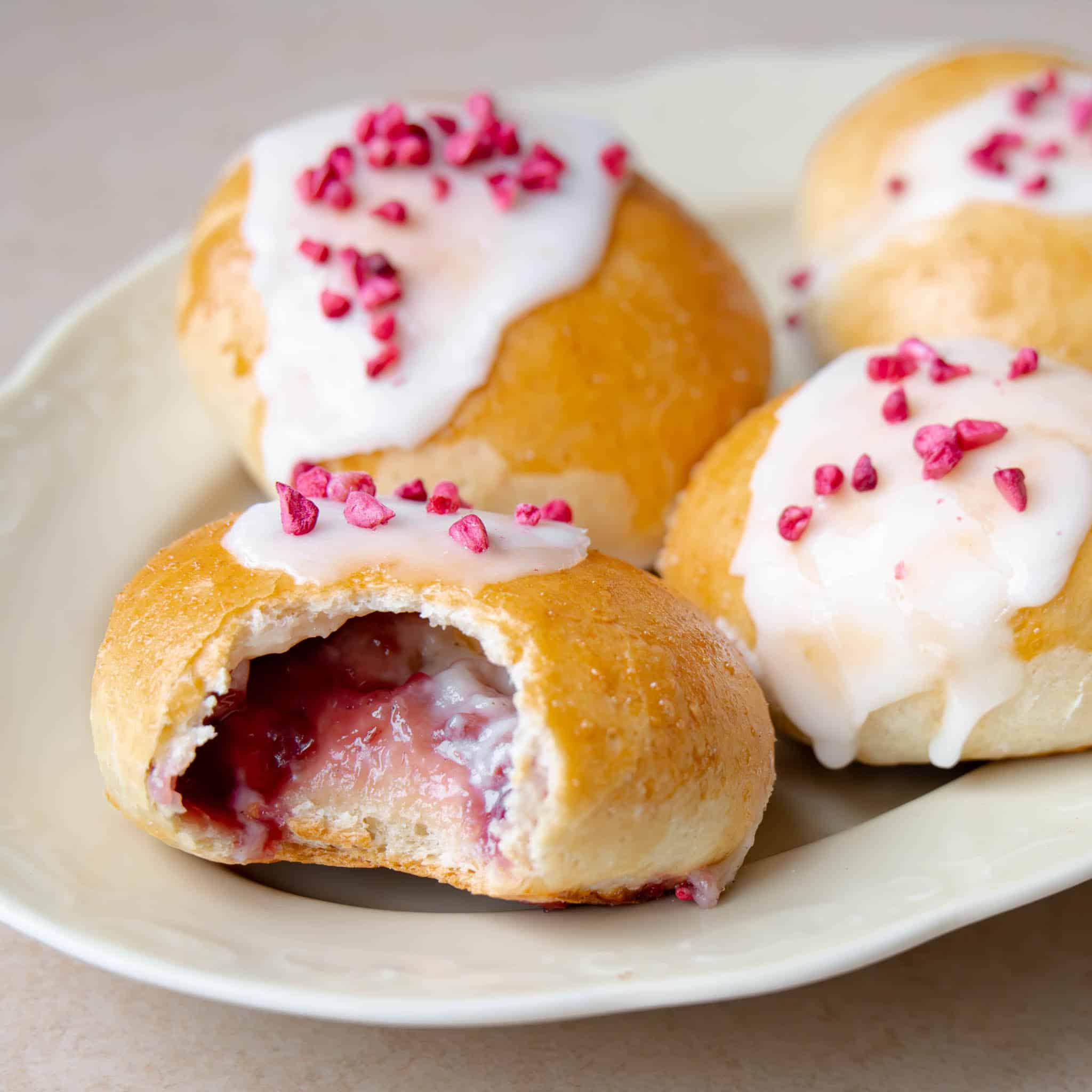 Fastelavnsboller med hindbær og creme